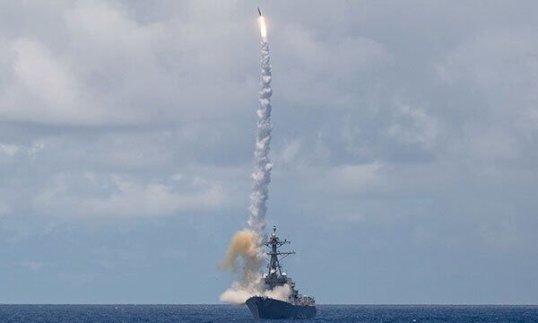 미 해군 이지스구축함에서 SM-2 함대공미사일이 발사되고 있다. 미 해군 제공