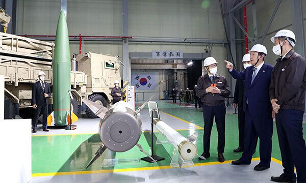 지난해 11월 24일 경남 창원 한화에어로스페이스 공장을 방문한 윤석열 대통령이 KTSSM-Ⅰ과 천무 다연장체계를 보며 설명을 듣고 있다. 뉴시스