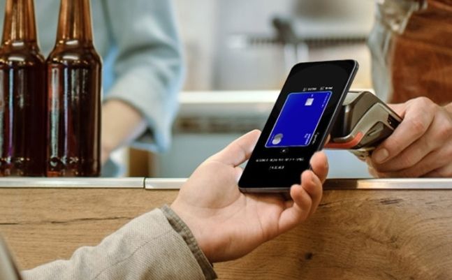 삼성페이로 오프라인 매장에서 결제를 진행하고 있는 모습. 삼성전자 제공