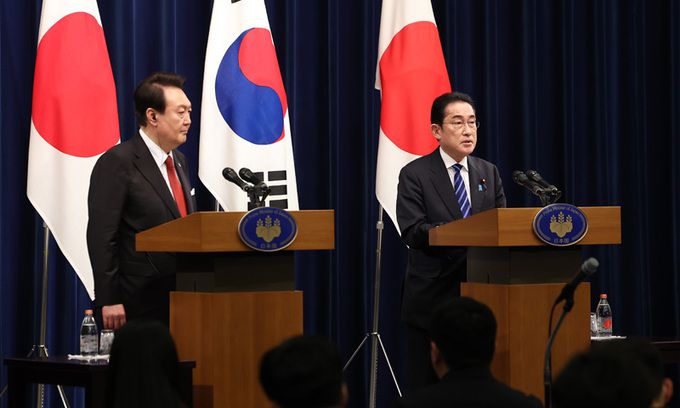 1박2일 일정으로 일본을 방문한 윤석열 대통령이 지난 16일 일본 도쿄 총리 관저에서 기시다 후미오 일본 총리와 한일 정상회담을 마친 뒤 공동 기자회견을 하고 있다. 연합뉴스