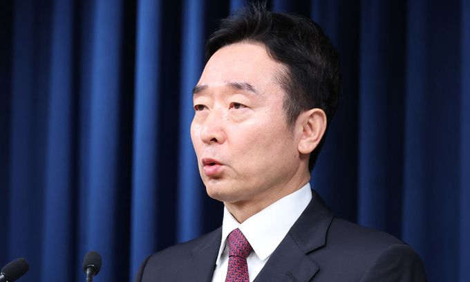 이도운 대통령실 대변인이 20일 서울 용산 대통령실 청사에서 윤석열 대통령이 수석비서관회의에서 근로시간 유연화 관련 "임금 및 휴가 등 보상체계에 대한 불안이 없도록 확실한 담보책을 강구하라"고 지시했다고 밝히고 있다. 연합뉴스