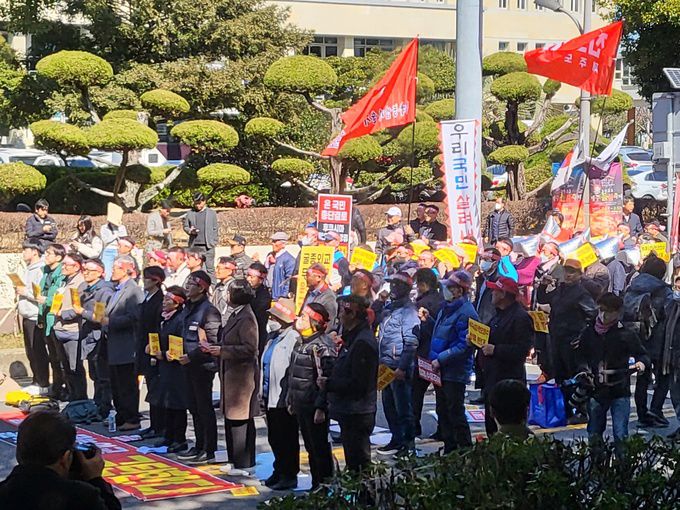 지난 2월 28일 제주도청 앞에서 열린 일본 후쿠시마 핵오염수 방류 반대를 위한 농어민 단체의 결의대회에서 참석자들이 손 피켓을 들고 구호를 외치고 있다.