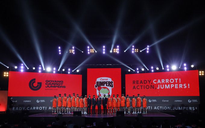 허재 고양 캐롯 점퍼스 프로농구단 대표이사를 비롯한 선수단이 지난 2022년 8월 25일 경기 고양시 고양체육관에서 창단식에 참석해 기념촬영을 하고 있다. 뉴시스