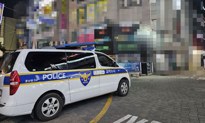 현금 절도사건 수사를 위해 충남경찰청 과학수사대가 사고 편의점에 출동했다. 독자 제공