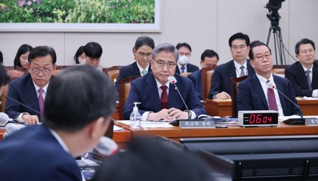 석동현 민주평화통일자문회의 사무처장(앞에서 두번째 줄 왼쪽부터), 박진 외교부, 권영세 통일부 장관이 21일 오후 국회에서 열린 외교통일위원회 전체회의에 참석해 무소속 김홍걸 의원(맨 앞)의 질의를 경청하고 있다. 연합뉴스