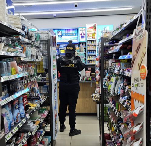 충남경찰청 광역수사대가 절도 사건이 발생한 충남 천안의 한 편의점에서 증거물을 확보하고 있다. 독자 제공