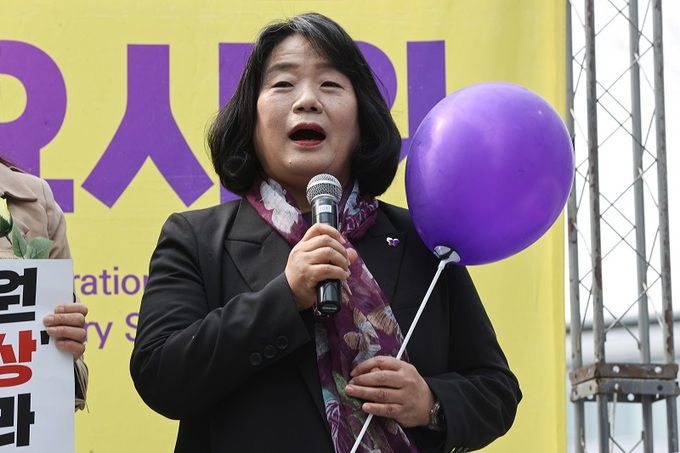윤미향 무소속 의원이 지난 8일 오후 서울 종로구 옛 일본 대사관 인근에서 열린 일본군 성노예제 해결을 위한 제1586차 수요시위에 참석해 발언하고 있다. 연합뉴스