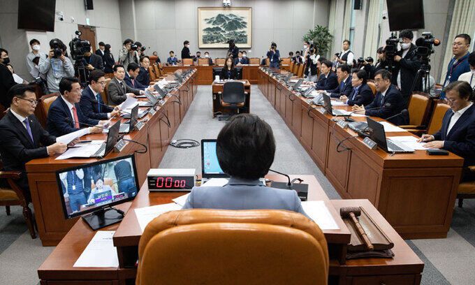 남인순 국회 정치개혁특별위원장이 지난 22일 서울 여의도 국회에서 열린 제404회 국회(임시회) 정치개혁특별위원회 제6차 전체회의를 주재하고 있다. 뉴스1