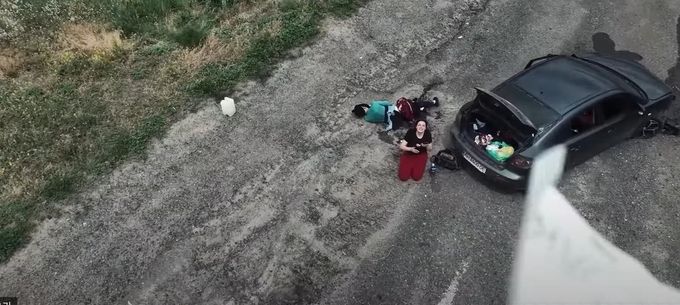 지난해 6월 이지움 들판에서 공격 받은 우크라 부부의 실제 영상. 아내가 다친 남편을 구해달라고 드론을 향해 호소하고 있다. 다큐 '팔로 미' 발췌