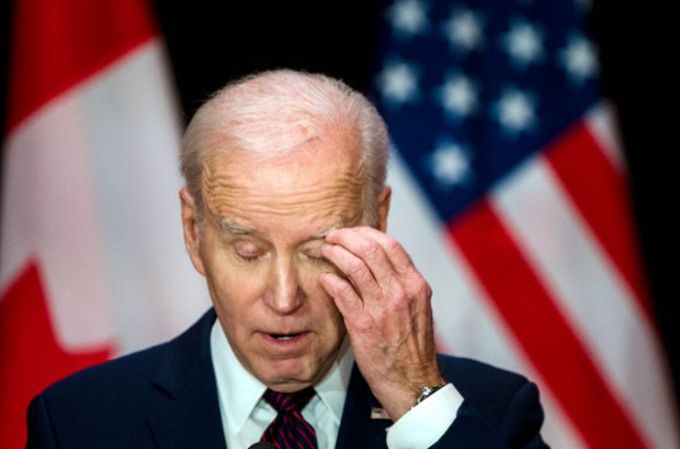 24일(현지시간) 캐나다를 방문해 쥐스탱 트뤼도 캐나다 총리와 정상회담을 한 조 바이든 미국 대통령이 공동 기자회견 도중 난처한 표정을 짓고 있다. 오타와=AFP연합뉴스