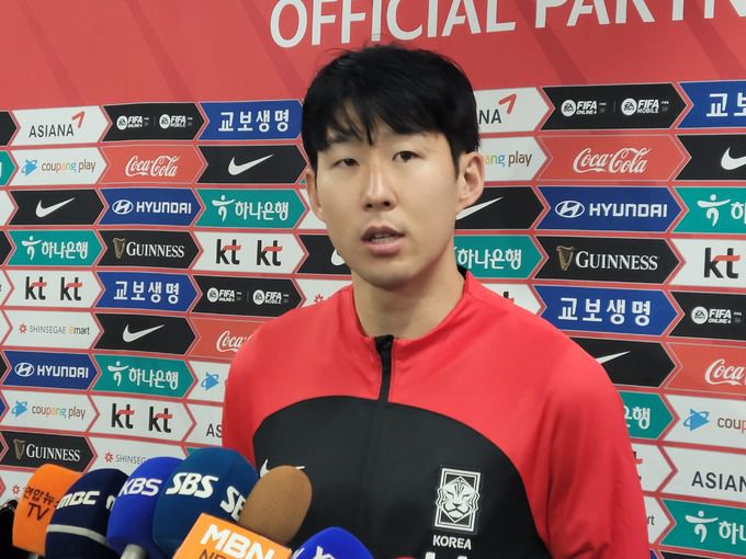 축구대표팀 캡틴 손흥민이 지난 24일 울산 문수월드컵경기장에서 열린 콜롬비아와 경기를 마무리하고 아쉬운 표정을 짓고 있다. 울산=정필재 기자