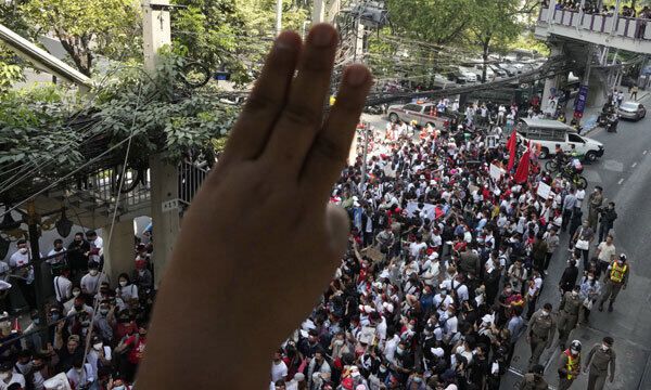 태국 거주 미얀마 교민들이 2월 1일 방콕 주재 미얀마대사관 앞에서 저항을 뜻하는 손가락 3개를 펼친 채 군부 정권에 항의하고 있다. 방콕=AP연합뉴스