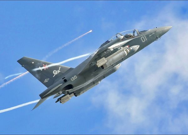 러시아가 L-39 알바트로스 훈련기를 대체할 목적으로 개발한 야코블레프 Yak-130. 야코블레프 Yak-130는 쌍발 엔진을 탑재한 차세대 훈련기로 미얀마 군사정부가 활용하고 있는 것으로 알려져 있다. 세계일보 자료사진