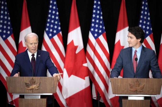조 바이든 미국 대통령(왼쪽)과 쥐스탱 트뤼도 캐나다 총리가 24일(현지시간) 정상회담 후 공동 기자회견을 하고 있다. 오타와=AP연합뉴스