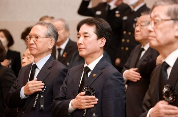 26일 열린 안중근 의사 순국 113주기 추모식 참석자들이 국기에 대한 경례를 하고 있다. 앞줄 왼쪽부터 김형오 전 국회의장, 박민식 국가보훈처장, 김황식 안중근의사숭모회 이사장(전 국무총리). 국가보훈처 제공