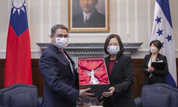 지난 2021년 12월 13일 후안 올란도 에르난데스 당시 온두라스 총통(왼쪽)과 차이잉원 대만 총통이 회담을 갖고 선물을 주고받고 있다. AP연합뉴스