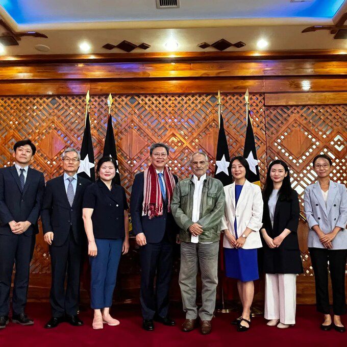 김창범 전 주인도네시아 대사(왼쪽 네번째)와 최경희 서울대학교 아시아연구소 교수(왼쪽 세번째) 등 외교장관 특사단이 17일 동티모르 딜리의 대통령궁에서 주제 라모스 오르타 대통령(왼쪽 다섯번째)을 예방한 뒤 기념진을 찍고 있다. 외교부 제공