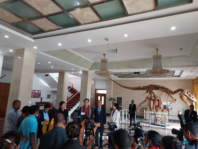 김창범 전 주인도네시아 대사 등 외교장관 특사단이 17일 동티모르 딜리의 대통령궁에서 현지 언론을 상대로 기자회견을 하고 있다. 외교부 제공