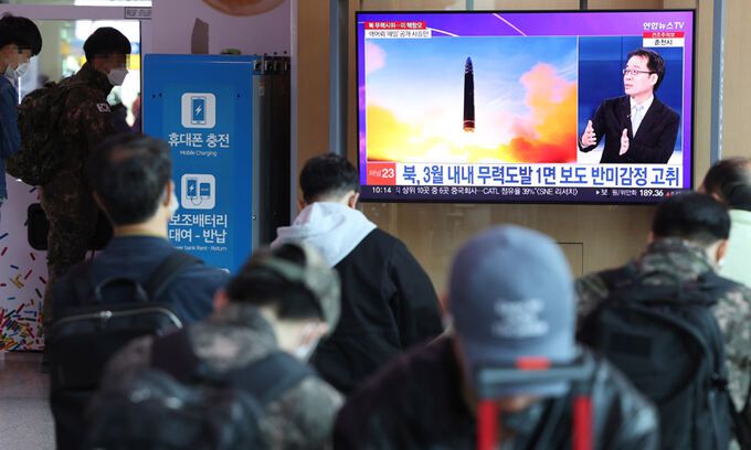 북한이 동해상으로 탄도미사일을 발사한 27일 서울역 대합실에 관련 뉴스가 나오고 있다. 연합뉴스