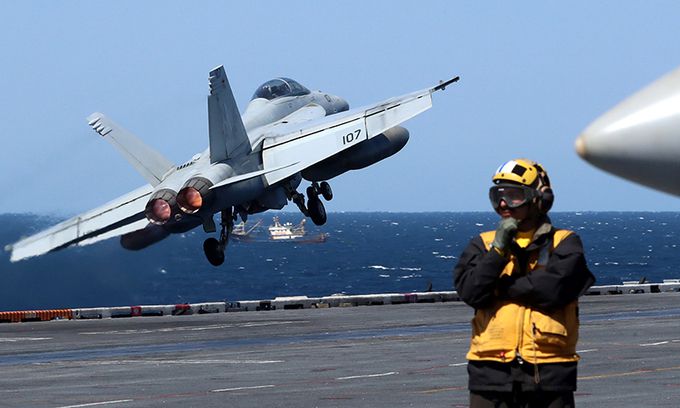 핵항모 ‘니미츠호’서 전투기 출격 27일 제주도 남쪽 공해상에서 한·미 연합 해상훈련이 실시된 가운데 훈련에 참가한 미 해군의 핵추진 항공모함 니미츠호 함상에서 F/A-18 호넷 전투기가 출격하고 있다. 미군의 대표적 전략자산인 니미츠호는 28일 우리 해군의 부산 작전기지에 입항한다. 사진공동취재단