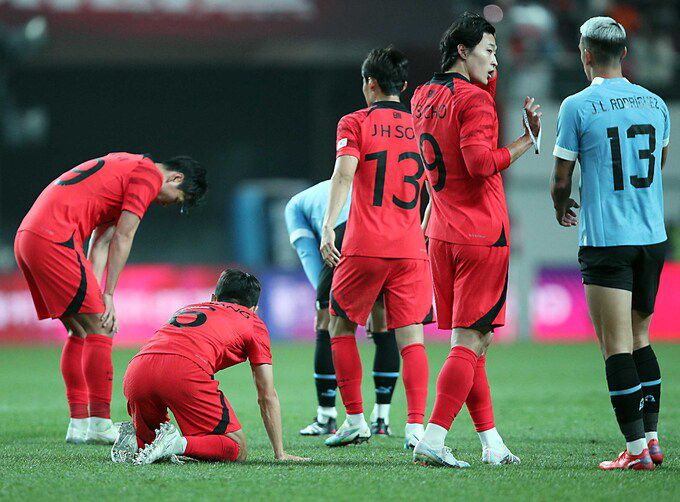 28일 오후 마포구 상암동 서울월드컵경기장에서 열린 축구 국가대표 평가전 대한민국과 우루과이의 경기 후반전 있다. 손흥민, 이강인, 김민재, 조규성 등 카타르월드컵 멤버 대부분이 소집돼 지난 24일 울산서 열린 콜롬비아전에서 2-2로 비겼던 '클린스만호'는 우루과이를 상대로 출항 후 첫 승리에 도전했지만 아쉬운 패배를 기록했다. 뉴스1