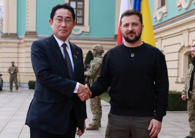 기시다 후미오 일본 총리(왼쪽)가 21일(현지시간) 우크라이나 수도 키이우를 전격 방문해 볼로디미르 젤렌스키 대통령과 만나 인사하는 모습. 일본 총리실 홈페이지