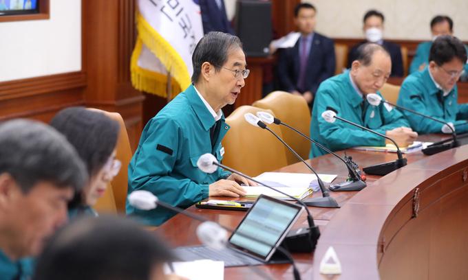 한덕수 국무총리가 29일 서울 종로구 정부서울청사에서 열린 코로나19 중앙재난안전대책본부 및 봄철안전대책 추진상황 점검회의에 참석해 발언하고 있다. 뉴시스