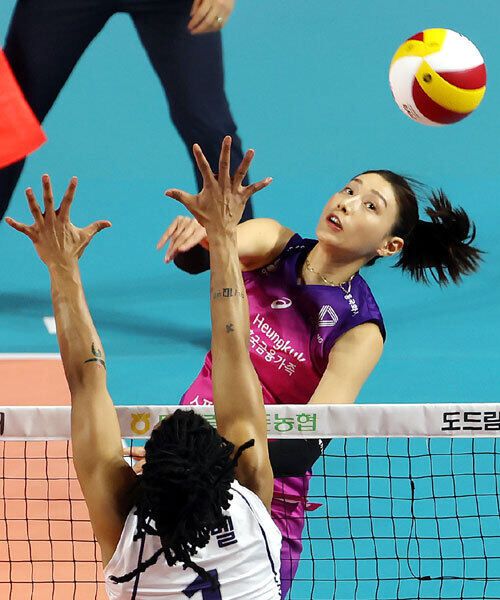 29일 인천 삼산월드체육관에서 열린 여자프로배구 챔피언결정전 1차전 흥국생명 핑크스파이더스와 한국도로공사 하이패스배구단의 경기. 1세트 흥국생명 김연경이 한국도로공사 캣벨의 수비를 피해 스파이크하고 있다. 연합뉴스