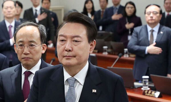 윤석열 대통령이 28일 서울 용산 대통령실 청사에서 열린 국무회의에서 국기에 경례를 하고 있다. 뒷줄 오른쪽은 김성한 국가안보실장. 대통령실통신사진기자단