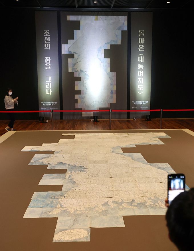 조선의 꿈을 그리다 일본에서 환수한 ‘대동여지도’가 30일 서울 종로구 국립고궁박물관에서 공개됐다. 1864년에 재간한 22첩의 병풍식 전국 지도첩으로, 각 30×20㎝ 크기를 모두 펼쳐 맞춰놓으면 6.7×4m 규모다. 이번에 환수된 ‘대동여지도’는 ‘동여도’에 기술돼 있는 지리정보를 필사해 추가한 것이다. 남정탁 기자