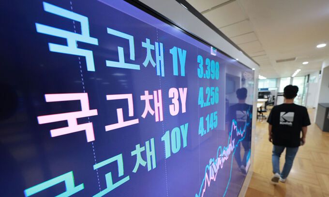 서울 종로구 연합인포맥스에 설치된 모니터에 한국 국채수익률이 표시되고 있다. 연합뉴스