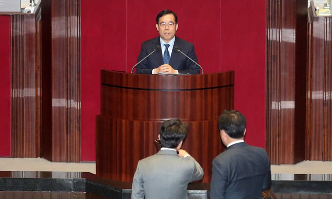 박성중 국민의힘 과학기술정보방송통신위원회 간사가 30일 서울 여의도 국회 본회의장에서 열린 제404회 국회(임시회) 제2차 본회의에서 방송통신위원회 위원(최민희) 추천안 관련 의사진행 발언을 하던 중 진성준 더불어민주당 원내수석부대표가 항의를 하고 있다.진 원내수석부대표 오른쪽은 송언석 국민의힘 원내수석부대표. 뉴시스