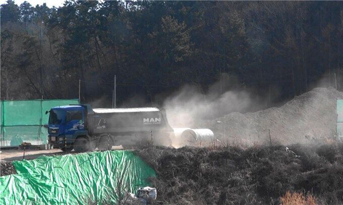 공사장에서 세륜 및 측면살수 작업을 하지 않고 공사장을 출입하는 수송차량
