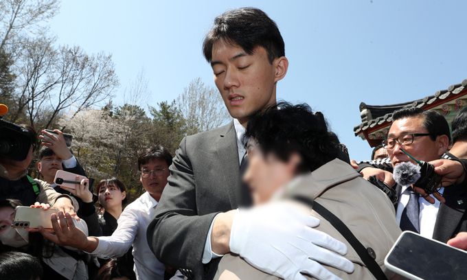 전직 대통령 고(故) 전두환 씨의 손자 전우원 씨가 31일 광주 북구 운정동 국립 5·18민주묘지에서 5·18 유가족인 김길자 씨를 위로하고 있다. 연합뉴스