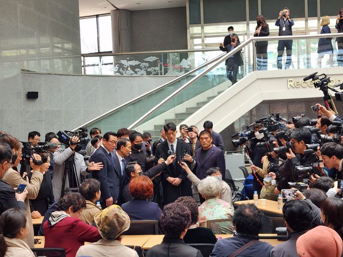 전두환 전 대통령의 손자 전우원(27)씨가 31일 광주에서 5월 단체 피해자와 만남의 시간을 가진 뒤 오월 어머니회 회원들 앞에서 가족을 대신해 사죄하고 있다. 김선덕 기자