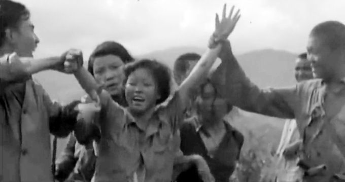 2020년 미국 국립문서기록관리청에서 발굴된 영상에서 ‘만삭의 위안부’로 알려진 박영심 할머니가 2차 대전 막바지 연합군에 의해 구출된 뒤 두 팔을 들어올려 만세를 외치고 있는 모습. 세계일보 자료사진