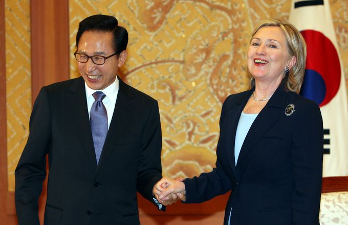 힐러리 클린턴 미국 국무장관이 2010년 한국을 찾아 이명박 대통령과 청와대에서 만나 인사하고 있는 모습. 세계일보 자료사진