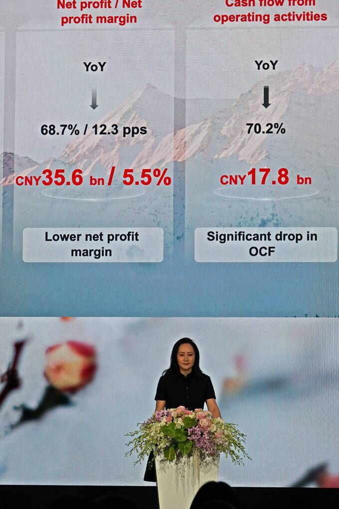 멍완저우가 31일 2022년도 연례 보고서 발표 기자회견에서 실적 발표를 하고 있다.