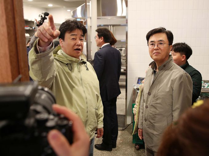 백종원 더본코리아 대표(앞에서 두번째 줄 왼쪽)와 김태흠 충남지사(〃 〃 〃 오른쪽)가 지난 1일 재개장한 충남 예산 시장을 찾아 운영 상황을 둘러보고 있다. 충남도 제공