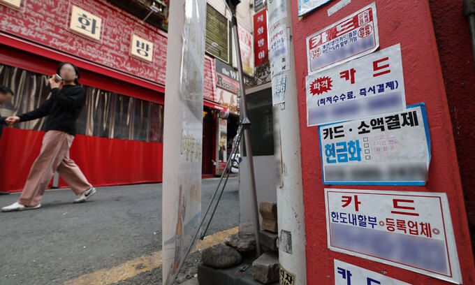 식당가 점령한 카드 대출 광고 3일 서울 종로구의 한 식당가 외벽에 카드대출 안내 광고가 붙어 있다. 경기 한파에 지난해 4분기 말 기준 국내 자영업자의 대출 규모는 1000조원을 훌쩍 넘어선 것으로 나타났다. 남정탁 기자