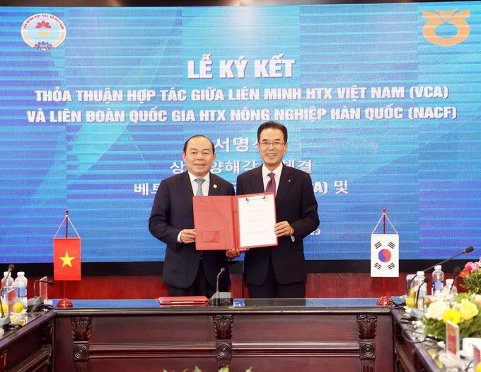 이성희 농협중앙회장은 3일 베트남 하노이에서 응우옌 응옥 바오(Nguyen Ngoc Bao) 베트남협동조합연맹(VCA) 회장과 양해각서(MOU) 체결 후 기념촬영하고 있다.