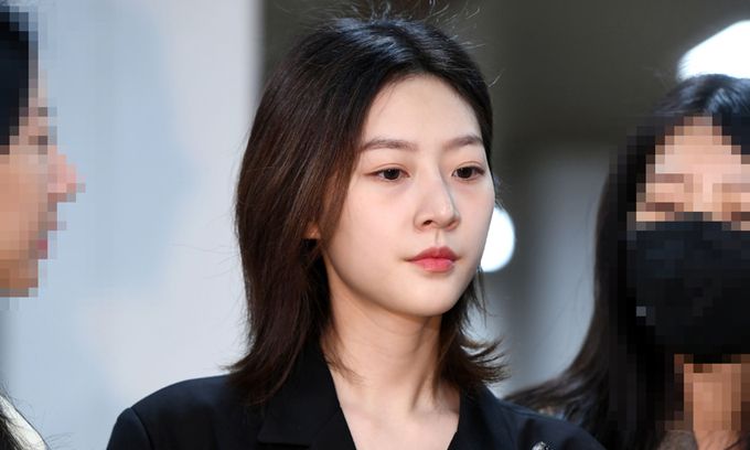 배우 김새론이 5일 서울 서초구 서울중앙지방법원에서 열린 도로교통법 위반(음주운전) 관련 1심 선고 공판에서 2000만원 벌금형을 선고 받은 뒤 취재진의 질문에 답변하고 있다. 최상수 기자