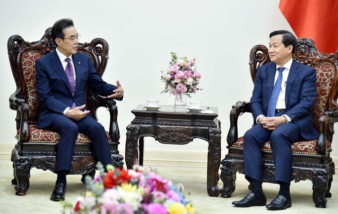 이성희 농협중앙회장은 3일 베트남 하노이에서 레 밍 카이(Le Minh Khai) 베트남 경제부총리를 예방하여 면담을 나누고 있다.