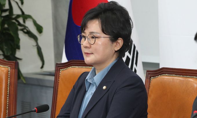 조수진 국민의힘 의원이 6일 서울 영등포구 여의도 국회에서 열린 최고위원회의에서 김기현 대표의 발언을 경청하고 있다. 뉴스1