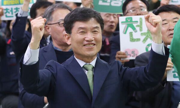 천창수 울산시교육감 보궐선거 후보가 6일 오전 울산시 남구 자신의 선거사무소에서 당선이 유력해지자 지지자들과 함께 기뻐하고 있다. 연합뉴스