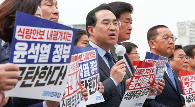 더불어민주당 박홍근 원내대표가 4일 서울 용산구 대통령실 앞에서 열린 '쌀값 정상화법' 대통령 거부권 행사 규탄 기자회견에서 발언하고 있다. 최상수 기자