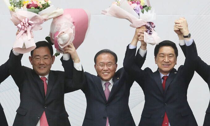 김기현 국민의힘 대표와 윤재옥 신임 원내대표, 주호영 전임 원내대표가 7일 서울 여의도 국회에서 열린 '2023 원내대표 선출 의원총회'에서 기념촬영을 하고 있다. 뉴스1