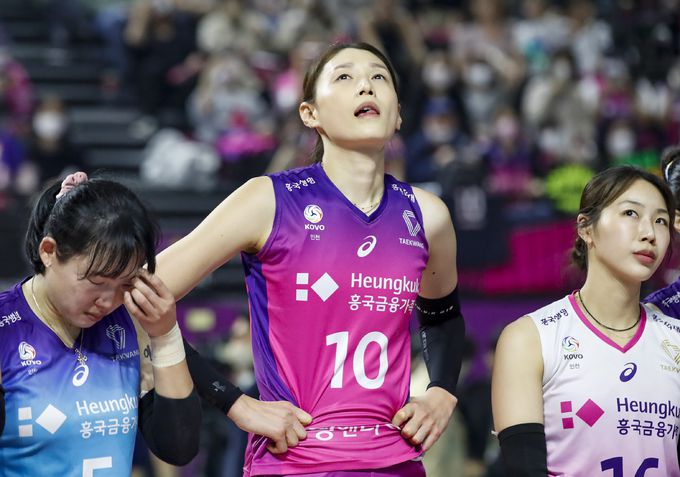 6일 오후 인천 부평구 삼산월드체육관에서 열린 여자프로배구 2022-2023 V리그 챔피언 결정전 흥국생명과 한국도로공사 5차전 경기, 흥국생명 김연경이 세트 스코어 3대2로 패배 후 아쉬워 하고 있다.   뉴스1