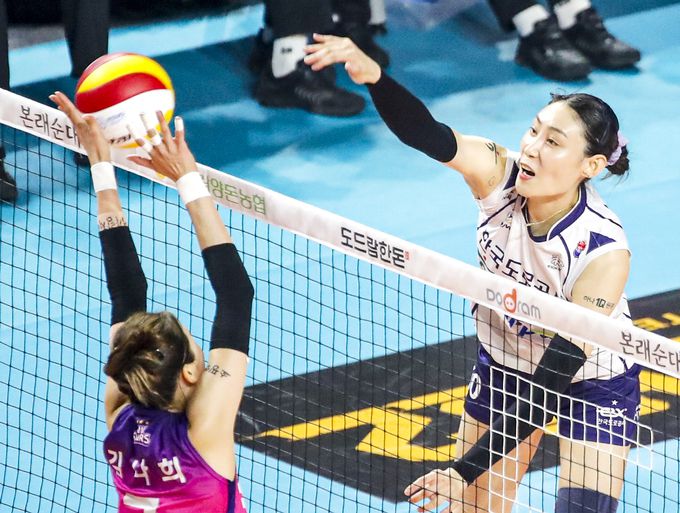 지난 6일 오후 인천 부평구 삼산월드체육관에서 열린 여자프로배구 2022-2023 V리그 챔피언 결정전 흥국생명과 한국도로공사 5차전 경기, 한국도로공사 배유나가 공격을 하고 있다. 뉴스1