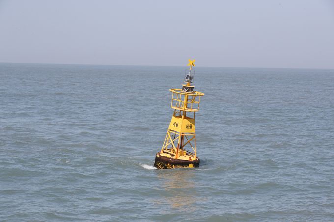 세월호 참사 9주기를 일주일 앞둔 9일 오전 전남 진도군 동거차도 앞에서 선상 추모식이 열렸다. 세월호 참사 발생 지점을 표시한 노란 부표가 바다 위에 떠 있다. 뉴스1